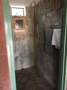 Kylpyhuone majoituspaikassa Nyangombe Backpackers