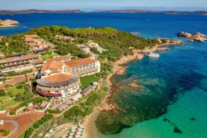 una vista aérea de un complejo cerca del océano en Club Hotel Baja Sardinia, en Baja Sardinia