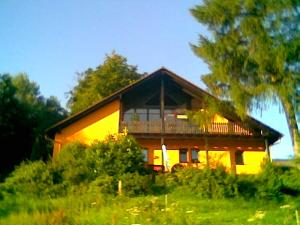 uma casa grande com uma varanda ao lado em Sylvias Ranch em Gerstungen