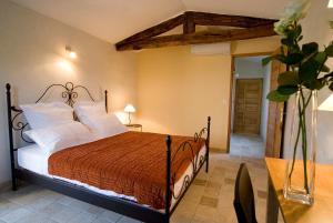 - une chambre avec un lit dans l'établissement Hameau de Pichovet, à Vachères