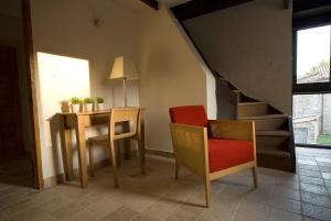 una stanza con tavolo e sedie e una scala di Hameau de Pichovet a Vachères