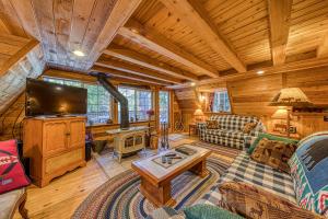 Χώρος καθιστικού στο Clear Creek Cabin