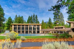 una casa con una piscina di fronte di Big Meadow View a Black Butte Ranch