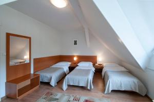 Letto o letti in una camera di Art Deco Hotel Hoffmann