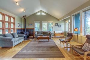 LopezSunset View House的客厅里有沙发和壁炉