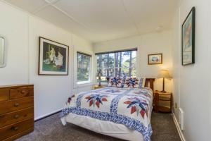 una camera da letto con un letto e una finestra di 2nd Tee at Neskowin Village a Neskowin