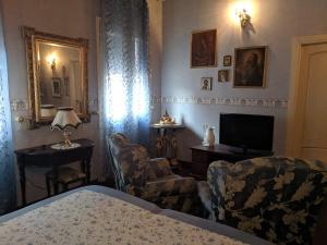 A television and/or entertainment centre at D'Elite Room & Breakfast