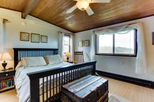 1 dormitorio con 1 cama con techo de madera en Dulcinea's Cabin, en Yachats