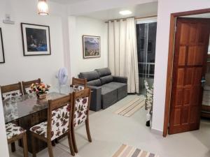 ein Wohnzimmer mit einem Tisch und einem Sofa in der Unterkunft The Best View in Angra dos Reis