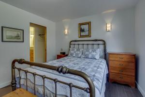 um quarto com uma cama e uma cómoda em madeira em Walk to River Run Gondola em Ketchum