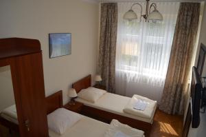 Postel nebo postele na pokoji v ubytování Hostel Gwarek + 2 fotografie