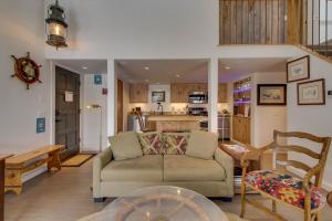 uma sala de estar com um sofá e uma cozinha em Walk to River Run Gondola em Ketchum