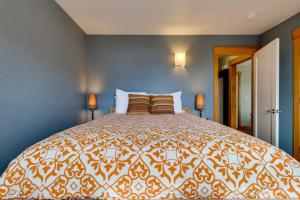 um quarto com uma cama grande e paredes azuis em Netarts Bay and Ocean Views em Netarts