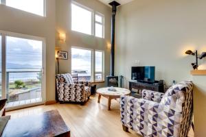 uma sala de estar com duas cadeiras e uma mesa em Netarts Bay and Ocean Views em Netarts