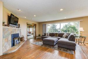 a living room with a couch and a fireplace at Crystal Rose Cottage in Lincoln City