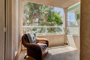 une chaise en osier assise dans une pièce avec fenêtre dans l'établissement The Big Kahuna, à San Diego
