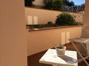 patio ze stołem i doniczką w obiekcie Il Mare w mieście San Vincenzo