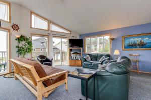 a living room with a green leather couch at Anchor Away at Lincoln City in Lincoln City