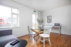 a living room with a table and chairs and a desk at Day Dream Laugavegur Downtown Apartments in Reykjavík