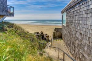 a stairway leading to the beach from a house at Flounder's Crib Condo in Lincoln City