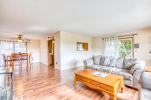 Gallery image of Bay Bridge Beach House in Waldport +13 photos