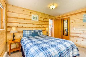 - une chambre avec un lit et un mur en bois dans l'établissement Casa Blanca del Mar, à Waldport