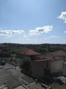 vista sui tetti degli edifici e su un campo di Casa Rosy a Montiglio