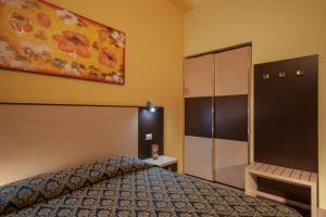 1 dormitorio con 1 cama y una pintura en la pared en Alex Place, en Roma