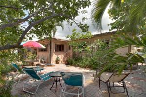 好萊塢的住宿－Bella Vista Garden Studio，庭院配有椅子和桌子及遮阳伞