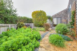un jardin avec des plantes et une clôture dans l'établissement Cadwalader House, à Sea Ranch