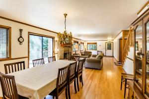 comedor y sala de estar con mesa y sillas en Buddington Haus, en Leavenworth