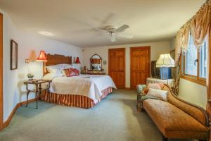 A bed or beds in a room at Selah Lakefront Retreat