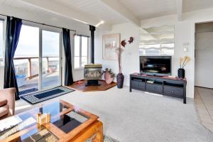 sala de estar con vistas al océano en Sebastian's Crib Condo en Lincoln City