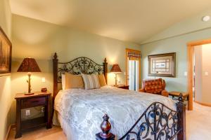 サンリヴァーにあるConifer Lane 01 | Discover Sunriverの大きなベッドと椅子のある寝室 +26枚の写真