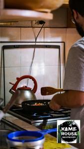 תמונה מהגלריה של Kame House hostel בחוארז