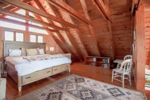 een slaapkamer met een bed in een blokhut bij The Eagle's Nest in Waldoboro