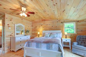 A bed or beds in a room at Damariscotta Lakefront Retreat