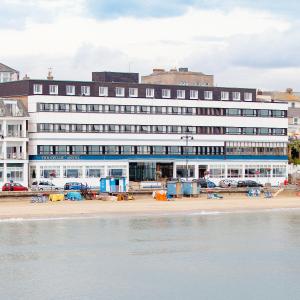 un edificio en la playa junto al agua en Trouville Hotel, en Sandown