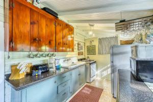 eine Küche mit einer Spüle und einem Kühlschrank in der Unterkunft Pearl Bay Holiday in Grand Isle