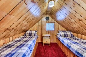 sypialnia z 2 łóżkami w drewnianym domku w obiekcie 3Dogs Cabin w mieście Government Camp