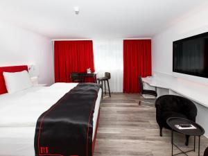 Postel nebo postele na pokoji v ubytování DORMERO Hotel Zürich Airport + 20 fotografií