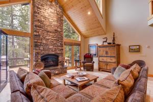a living room with a couch and a fireplace at The Great Escape in Truckee