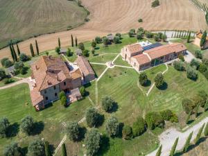 widok z powietrza na duży dom na polu w obiekcie Agriturismo Baccoleno w mieście Asciano