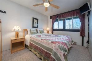 เตียงในห้องที่ JHRL - Tensleep A2 - First floor condominium located in Teton Village