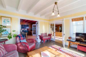 een woonkamer met rode stoelen en een tafel bij Historic Coastal Craftsman in Gearhart