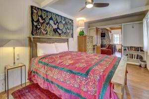 sypialnia z dużym łóżkiem z kolorową narzutą w obiekcie The Crow's Nest w mieście Idyllwild