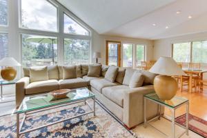 Χώρος καθιστικού στο Red Cedar 26 | Discover Sunriver