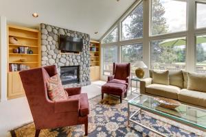 Χώρος καθιστικού στο Red Cedar 26 | Discover Sunriver