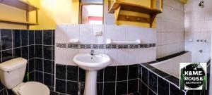 חדר רחצה ב-Kame House hostel