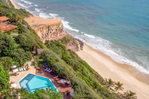 - une vue aérienne sur la plage et la piscine dans l'établissement Hotel Ponta do Madeiro, à Pipa